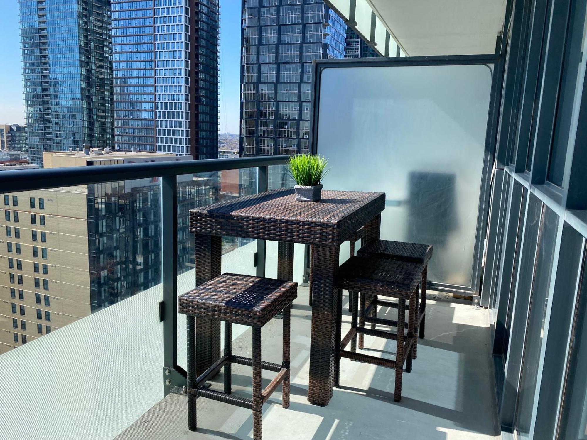 - Free Parking, Views, Near Cn Tower * Toronto